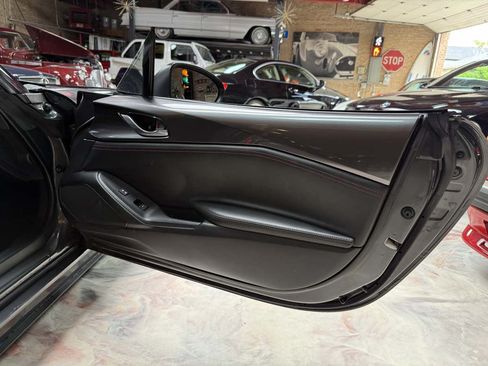 Used 2019 MAZDA MX-5 Miata RF Club RWD image 11
