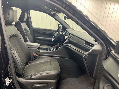 New 2025 Jeep Grand Cherokee L Laredo image 21