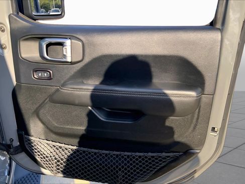 Used 2018 Jeep Wrangler Unlimited Sahara w/ LED Lighting Group AWD/4WD image 22