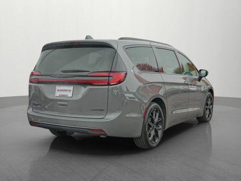 Used 2025 Chrysler Pacifica Limited image 7