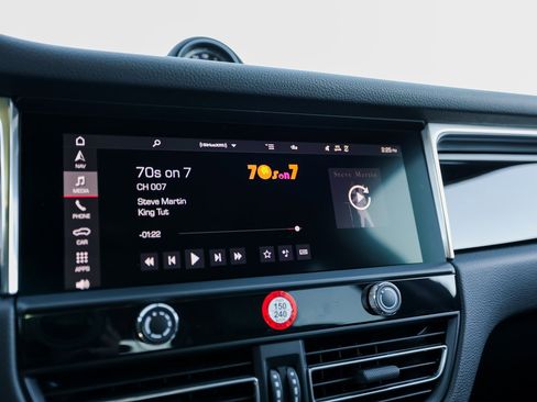 Certified 2025 Porsche Macan image 18