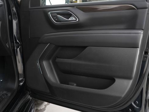 Used 2023 GMC Yukon XL SLE image 9