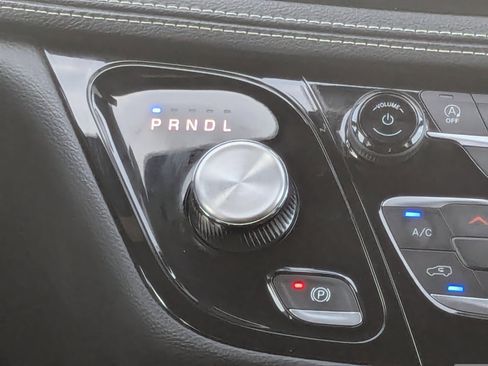Used 2024 Chrysler Pacifica Touring FWD image 23