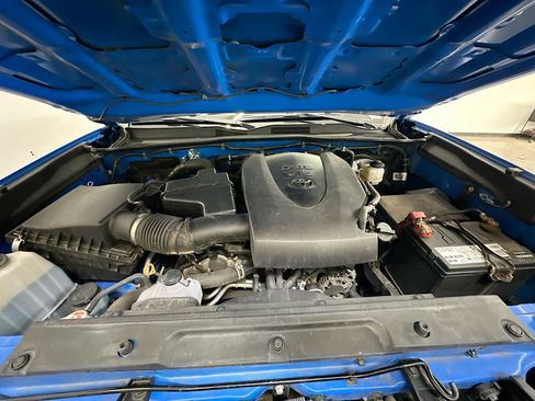 Used 2020 Toyota Tacoma SR5 AWD/4WD image 34