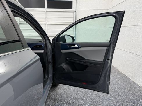 Used 2023 Volkswagen Taos SE w/ Panoramic Sunroof Package FWD image 27