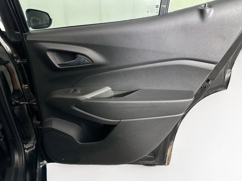 Used 2024 Chevrolet Trax LT w/ Sunroof Package FWD image 29
