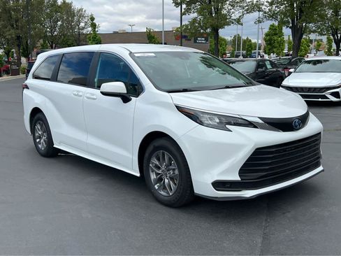 Used 2025 Toyota Sienna LE FWD image 5