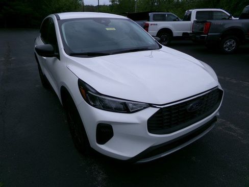 Used 2023 Ford Escape Active w/ Tech Pack #1 AWD/4WD image 2