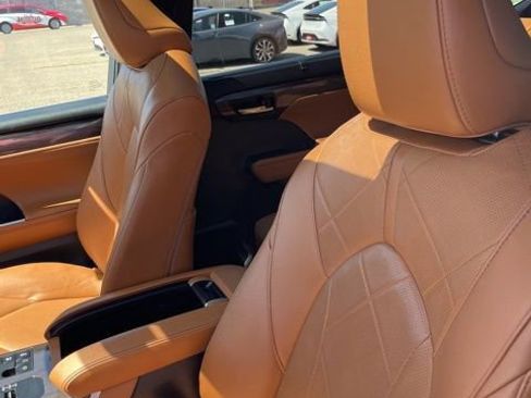 Used 2023 Toyota Highlander Platinum image 12