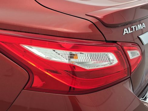 Used 2016 Nissan Altima 2.5 SR w/ Interior Lighting Package FWD image 32