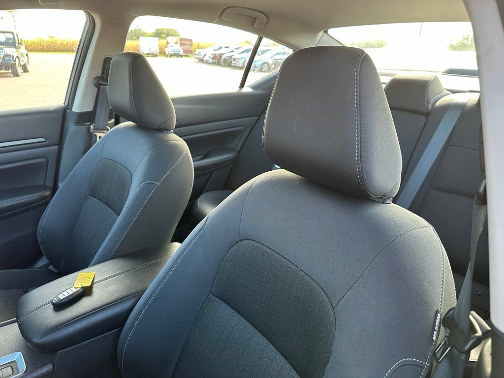 Used 2025 Nissan Altima 2.5 SV AWD/4WD image 3