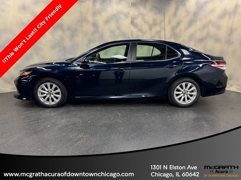 Used 2018 Toyota Camry LE image 3