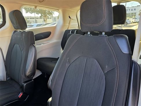 Used 2020 Chrysler Pacifica Touring image 10
