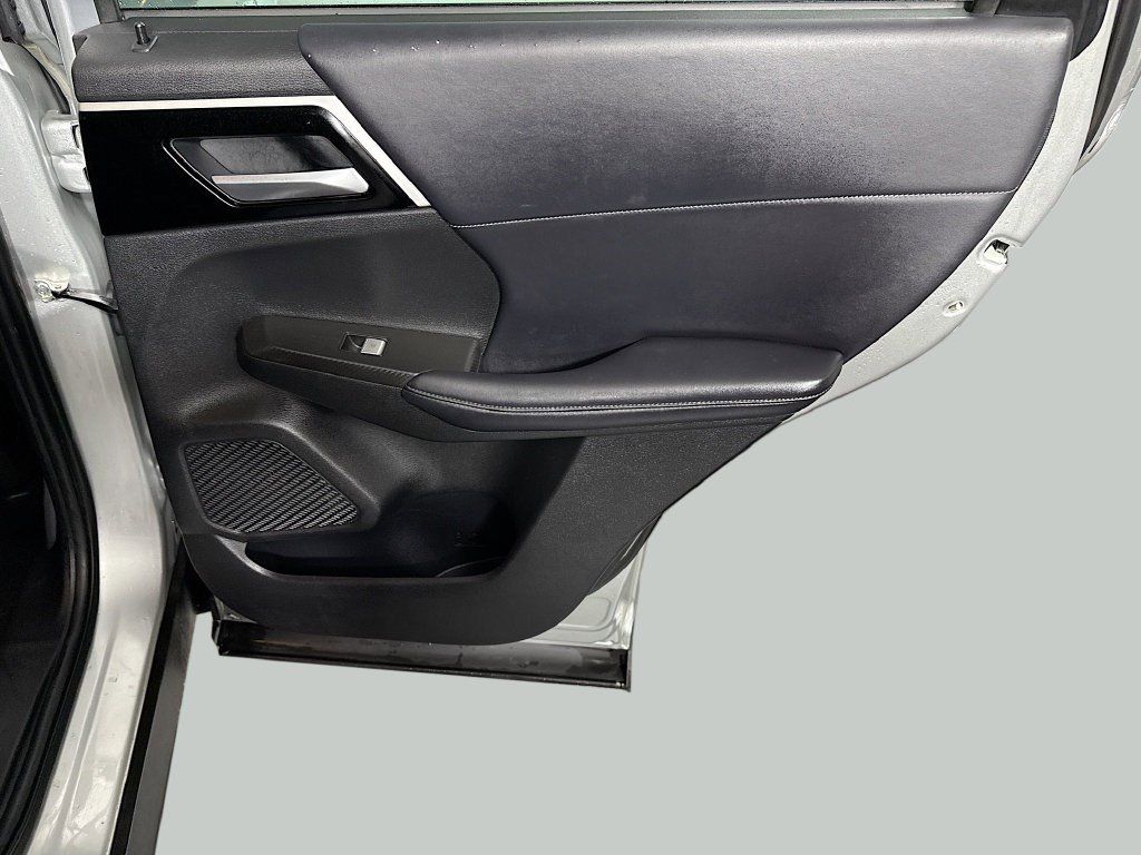 Used 2023 Mitsubishi Outlander SE FWD image 27