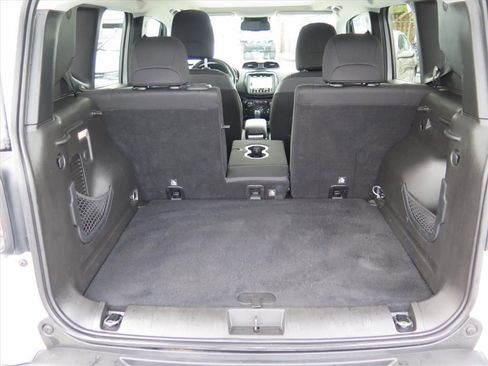 Used 2018 Jeep Renegade Altitude w/ UConnect 8.4 Nav Group image 17