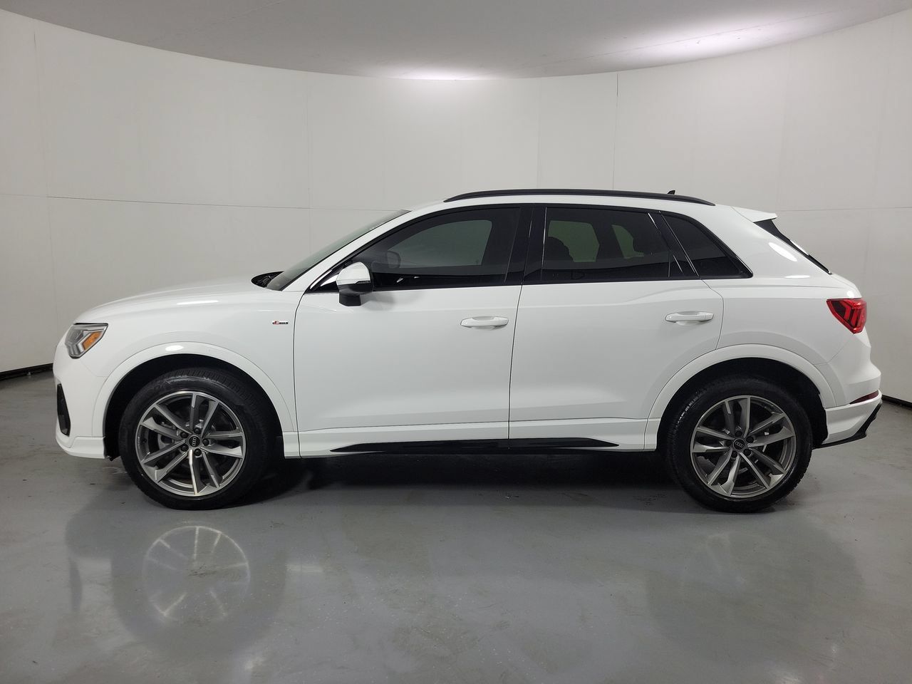 Used 2023 Audi Q3 2.0T Premium w/ Black Optic Sport Package AWD/4WD image 2