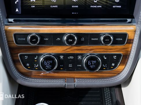 Used 2024 Bentley Bentayga Azure image 28