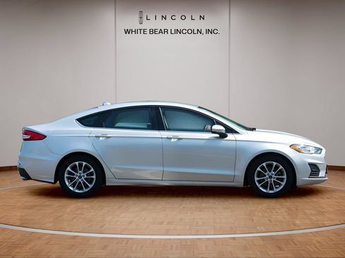 Used 2019 Ford Fusion SE FWD image 4