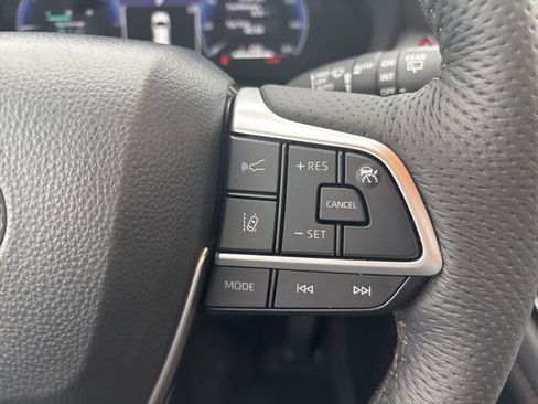 Used 2025 Toyota Sienna Platinum image 32