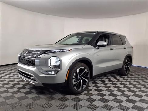 Used 2024 Mitsubishi Outlander SE image 3