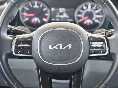 Used 2024 Kia Carnival EX image 16