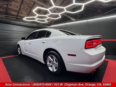 Used 2011 Dodge Charger SE RWD image 4