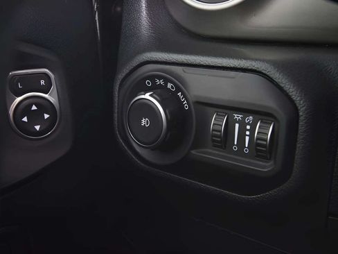 Used 2021 Jeep Wrangler Unlimited Sahara AWD/4WD image 21