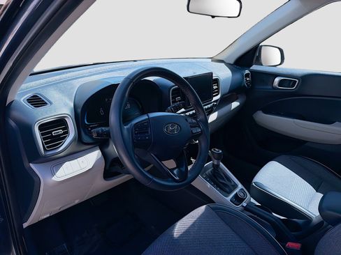 Used 2023 Hyundai Venue Limited image 7