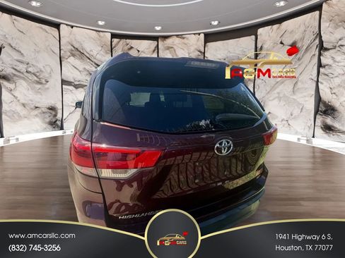 Used 2017 Toyota Highlander Plus FWD image 3
