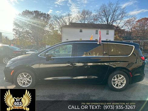 Used 2024 Chrysler Pacifica Touring-L image 4