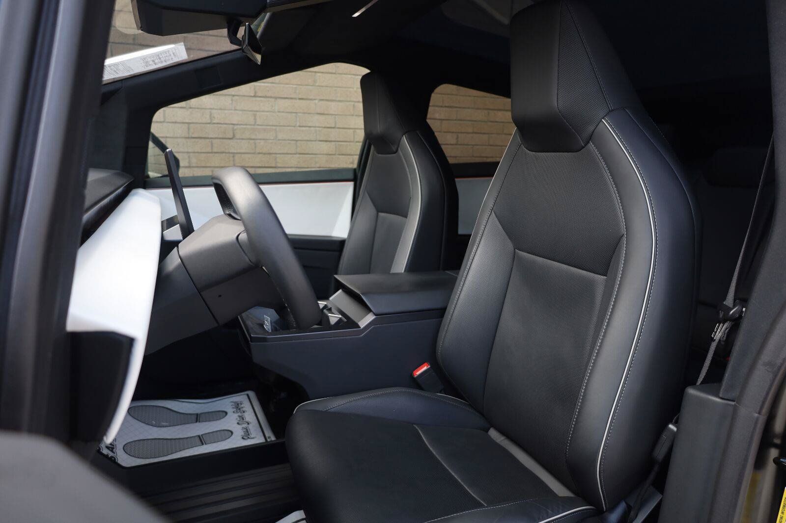 Used 2024 Tesla Cybertruck AWD Crew Cab image 18