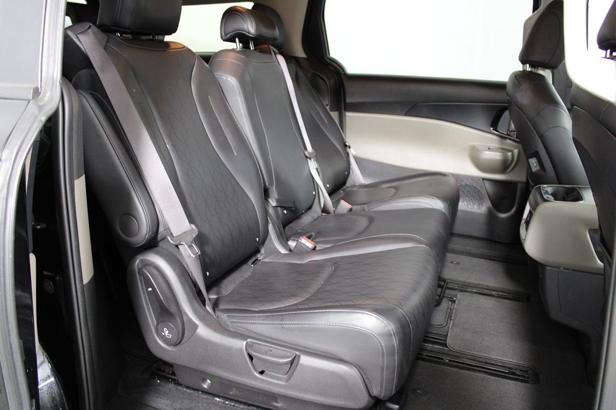 Used 2025 Kia Carnival FWD image 39
