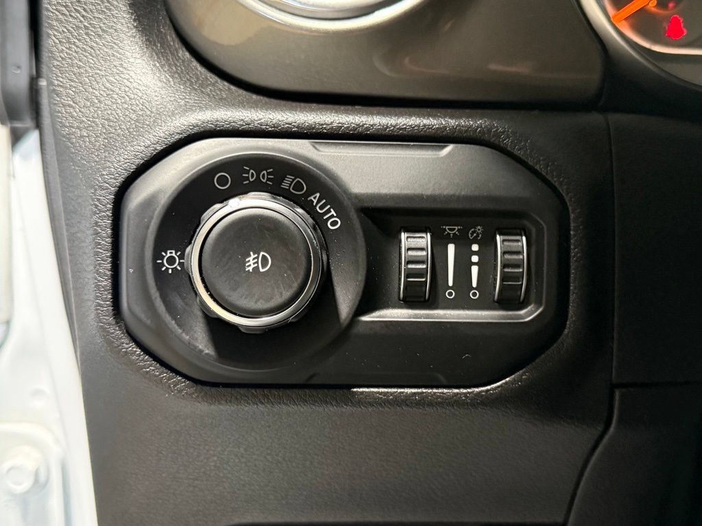 Used 2019 Jeep Wrangler Unlimited Sahara w/ Uconnect 4C Nav & Sound Group AWD/4WD image 22