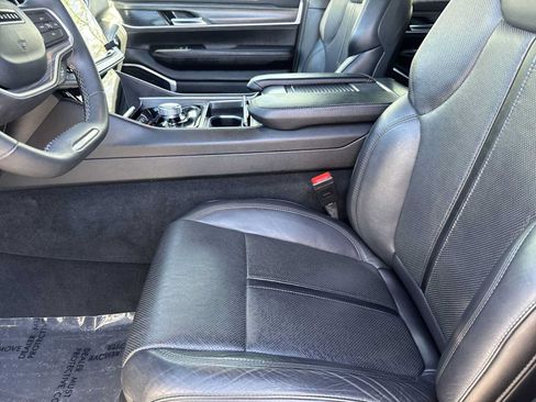 Used 2024 Jeep Wagoneer Series II w/ Flexible Seating Group AWD/4WD image 9