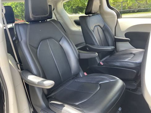 Used 2024 Chrysler Pacifica Limited FWD image 15