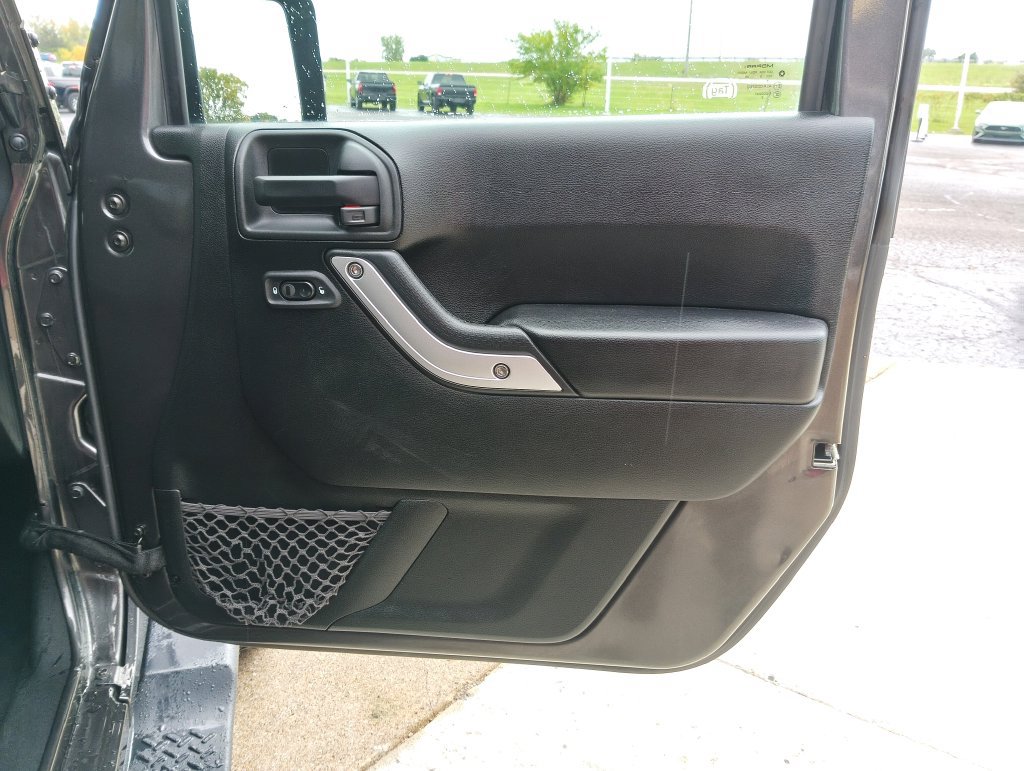 Used 2018 Jeep Wrangler Unlimited Sahara w/ Connectivity Group AWD/4WD image 19