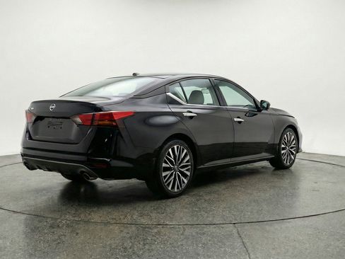 Used 2025 Nissan Altima 2.5 SV FWD image 9
