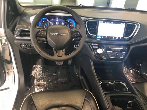 Used 2025 Chrysler Pacifica Limited image 9