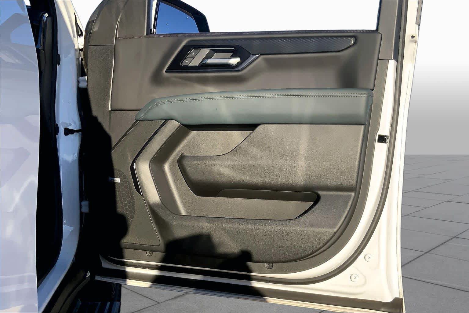 Used 2025 GMC Yukon AT4 w/ AT4 Premium Plus Package AWD/4WD image 22
