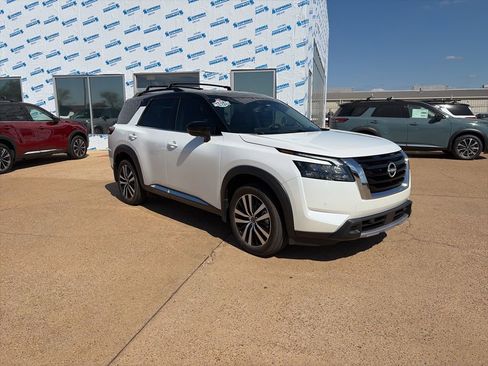 Certified 2025 Nissan Pathfinder Platinum image 6