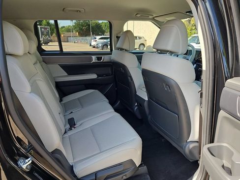 Used 2025 Hyundai Santa Fe SEL FWD image 31