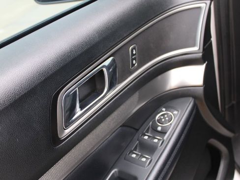 Used 2018 Ford Explorer XLT FWD image 15