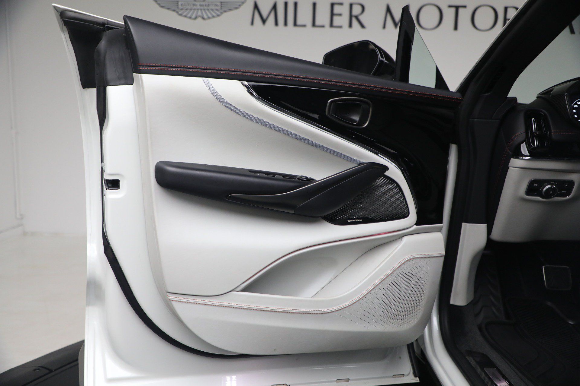 Used 2025 Aston Martin DBX 707 AWD/4WD image 19