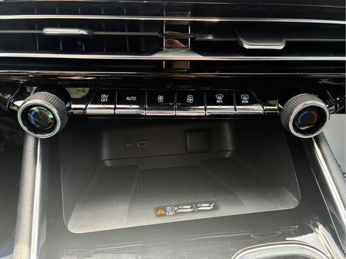 Used 2025 Chevrolet Traverse LT AWD/4WD image 28