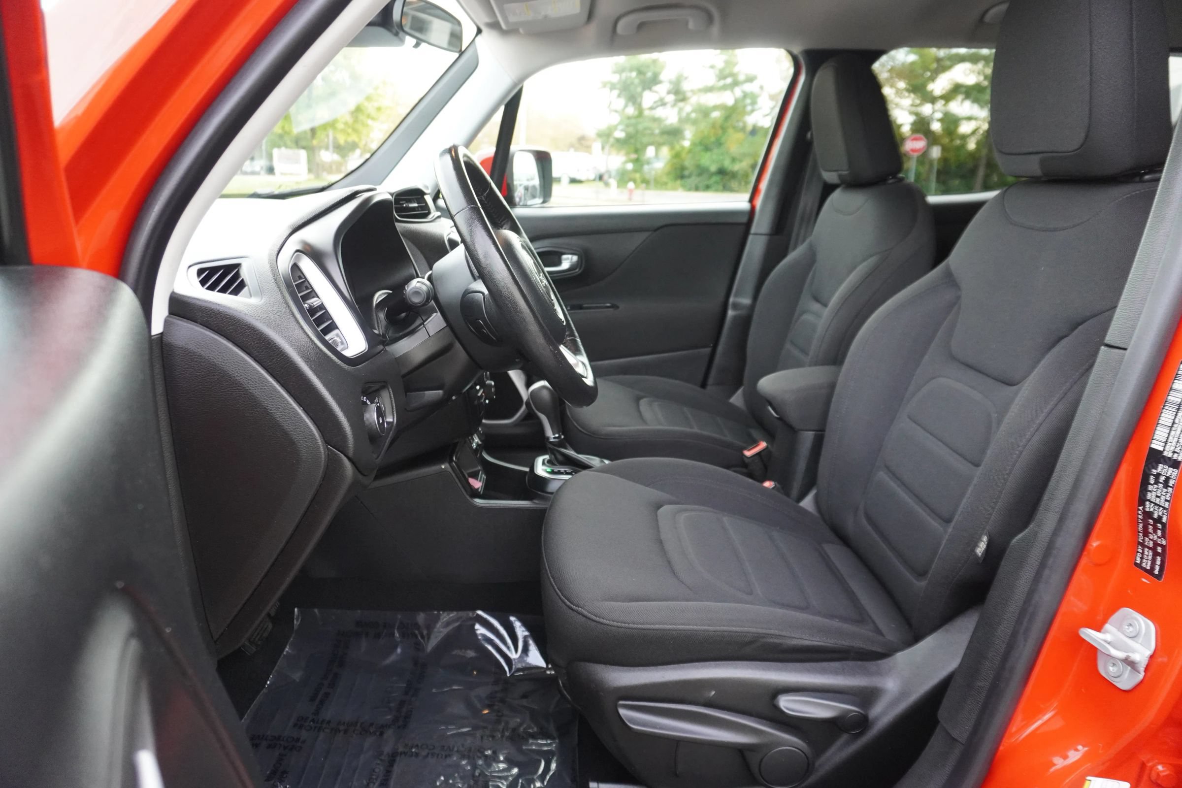 Used 2018 Jeep Renegade Latitude w/ Advanced Technology Group FWD image 9