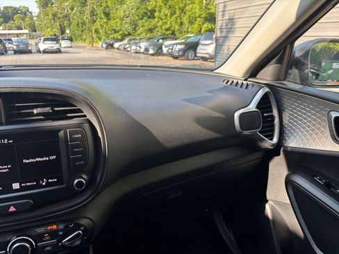 Used 2025 Kia Soul LX w/ LX Technology Package FWD image 30