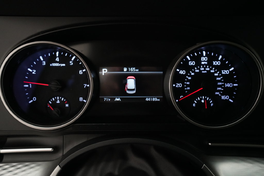 Used 2024 Kia Carnival LX FWD image 2