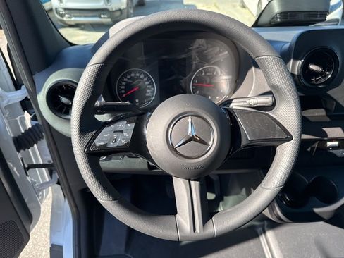 Used 2025 Mercedes-Benz Sprinter 2500 image 10