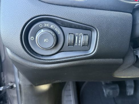 Used 2019 Jeep Renegade Latitude w/ Safety & Security Group II image 13