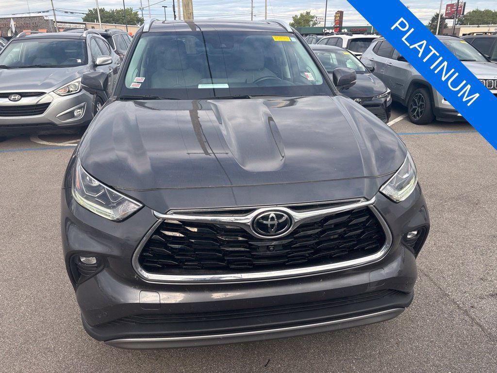 Used 2023 Toyota Highlander Platinum AWD/4WD image 2